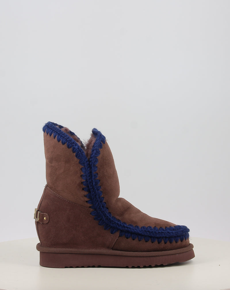 Botas MOU INNER WEDGE SHORT - BIG METAL LOGO marrón